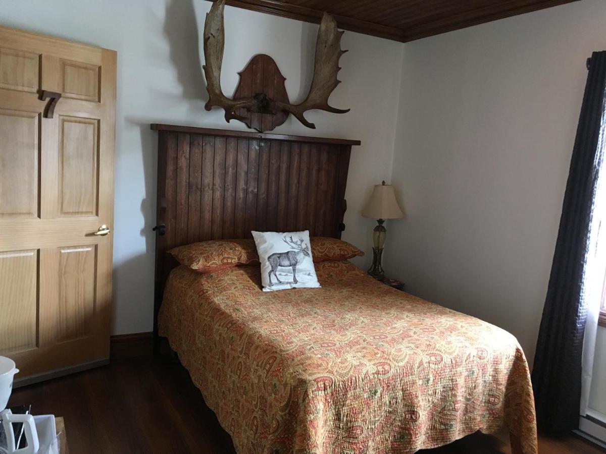 Auberge Du Vieux Faubourg Sainte Anne-des-Chênes Екстериор снимка